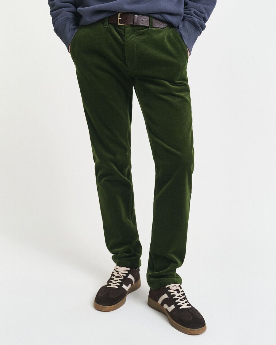 schmal geschnittene cord-chinos – country green
