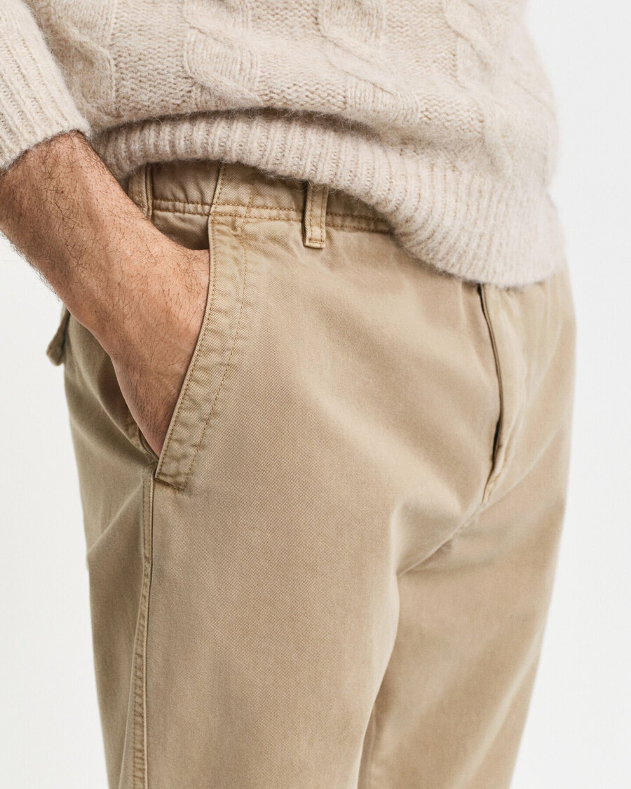 regular fit schmal zulaufende chinos aus Überschussware – helltaupe