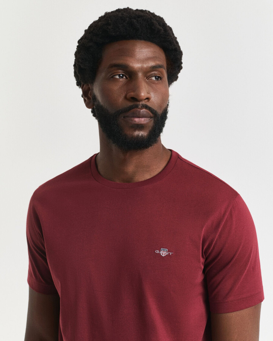 regular fit shield t-shirt – plumped red