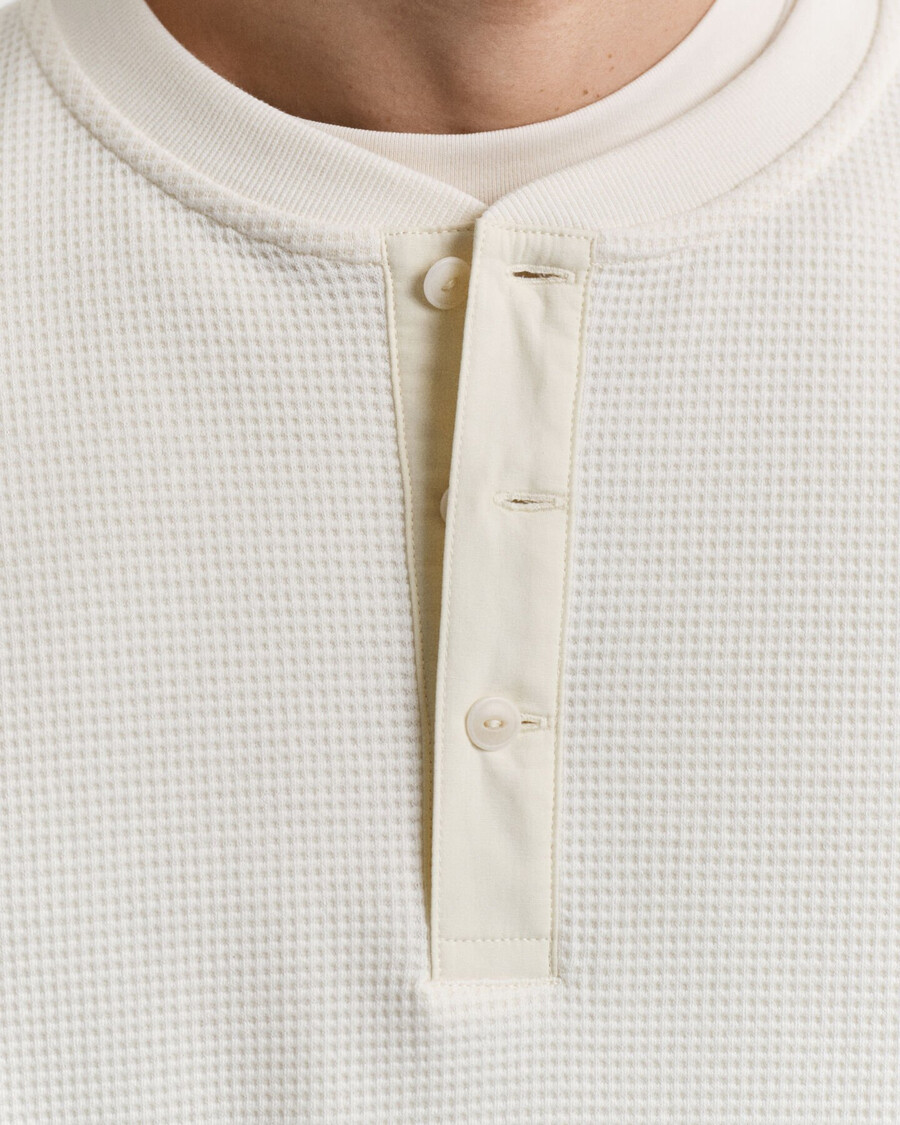 langarm-henley-t-shirt mit waffelstruktur – creme