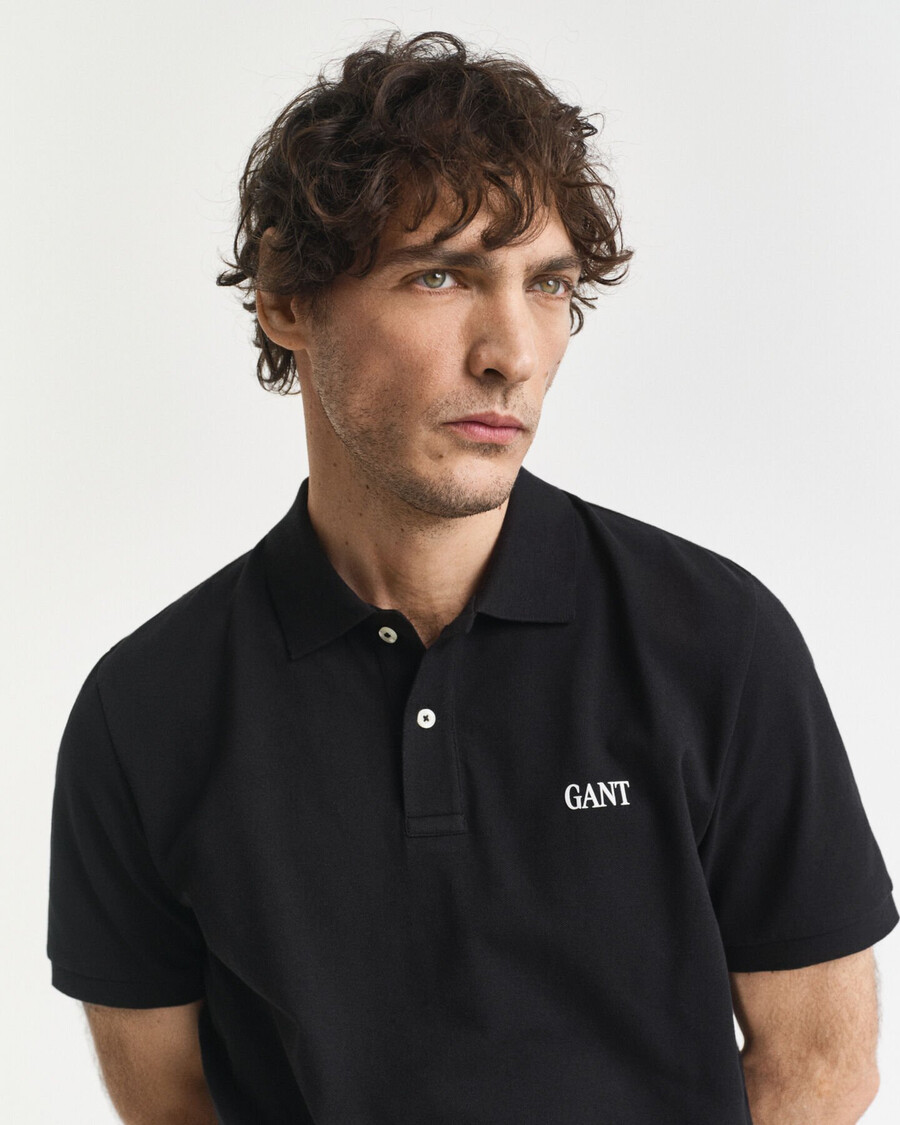 poloshirt mit kleinem grafikprint – schwarz