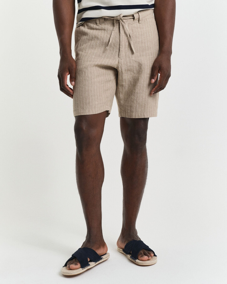 leinen-shorts mit nadelstreifen in regulärer passform – betonbeige