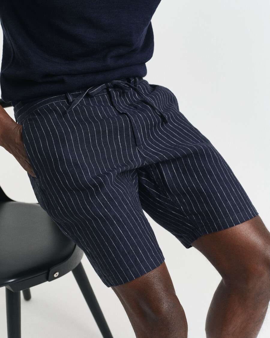 leinen-shorts mit nadelstreifen in regulärer passform – dunkelblau