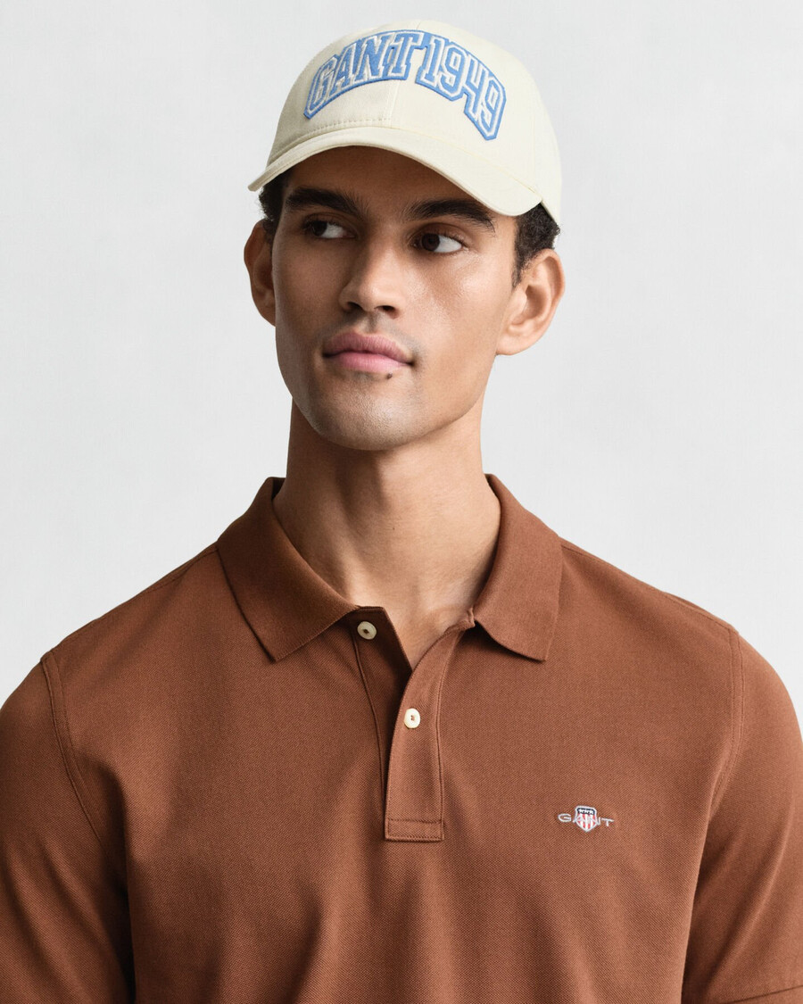 poloshirt aus piqué mit regulärer passform – mahagonibraun