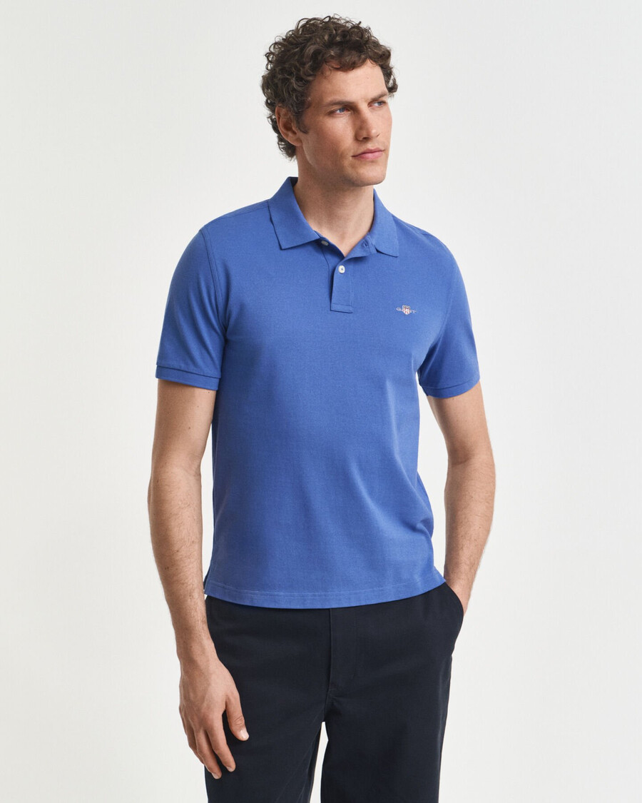 poloshirt aus piqué mit regulärer passform – sattes blau