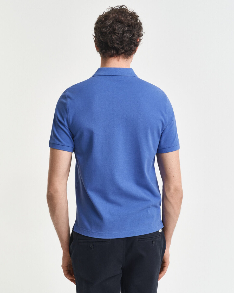 poloshirt aus piqué mit regulärer passform – sattes blau
