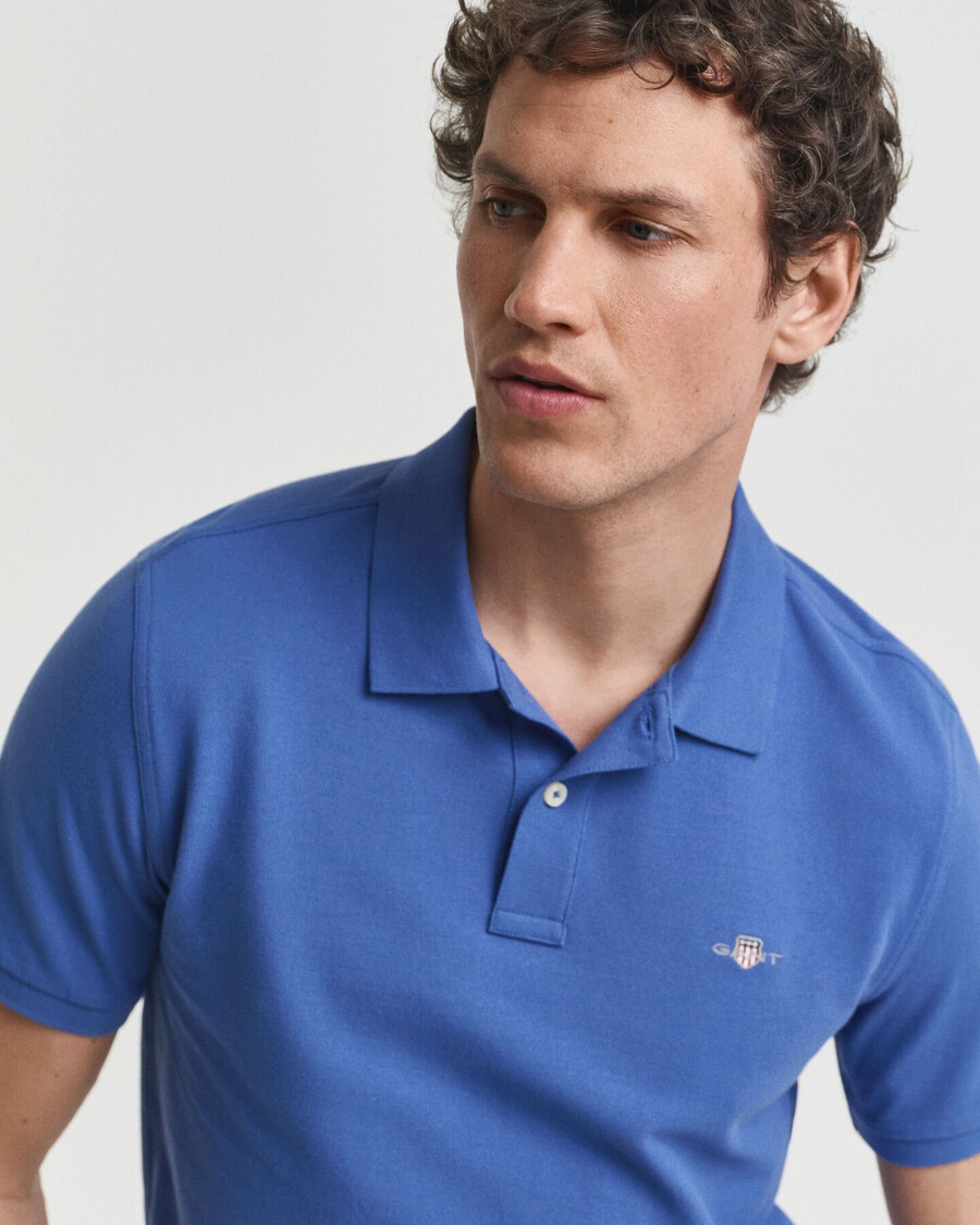 poloshirt aus piqué mit regulärer passform – sattes blau