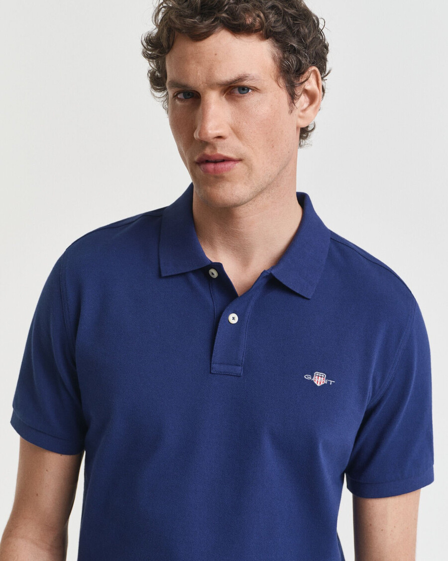 poloshirt aus piqué-leder mit regulärer passform – persischblau