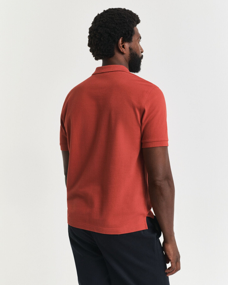 poloshirt aus piqué mit regulärer passform – modern rust