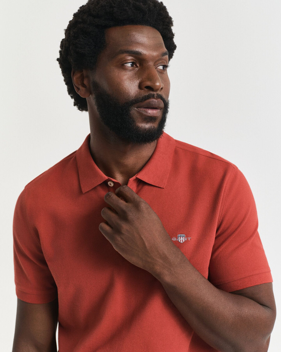 poloshirt aus piqué mit regulärer passform – modern rust
