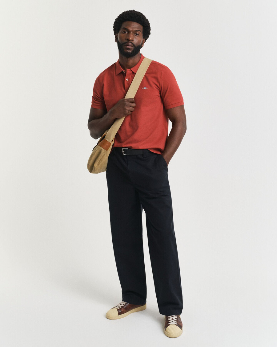 poloshirt aus piqué mit regulärer passform – modern rust
