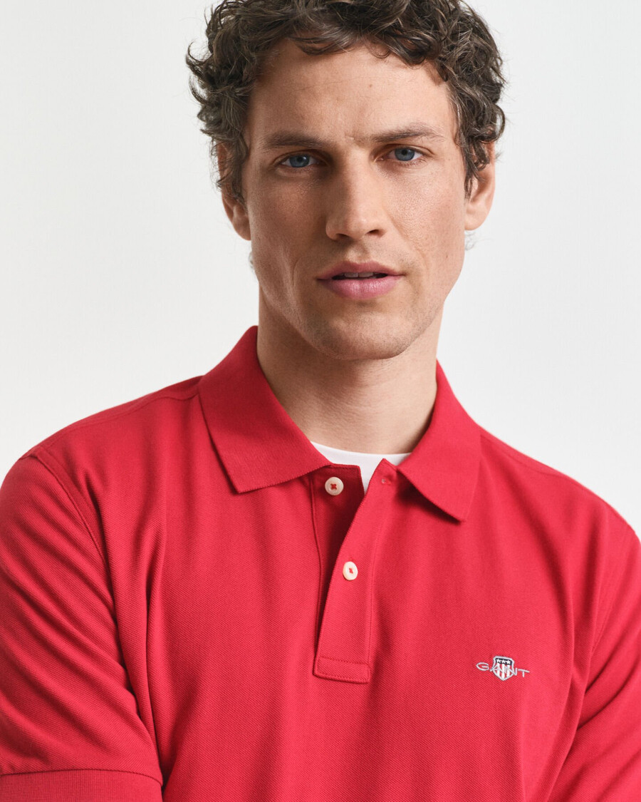 poloshirt aus piqué mit regulärer passform – rubinrot