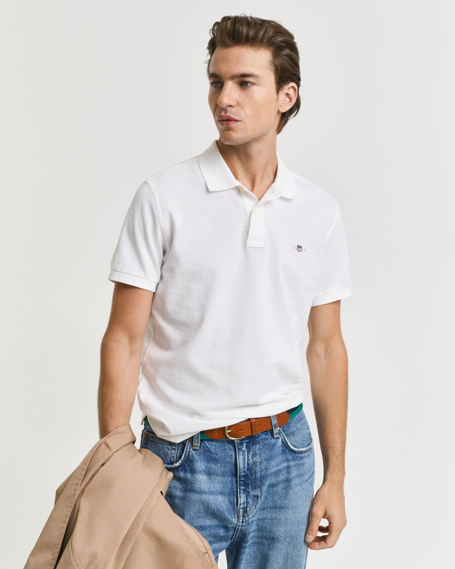 slim fit poloshirt aus piqué mit schildmuster – weiß