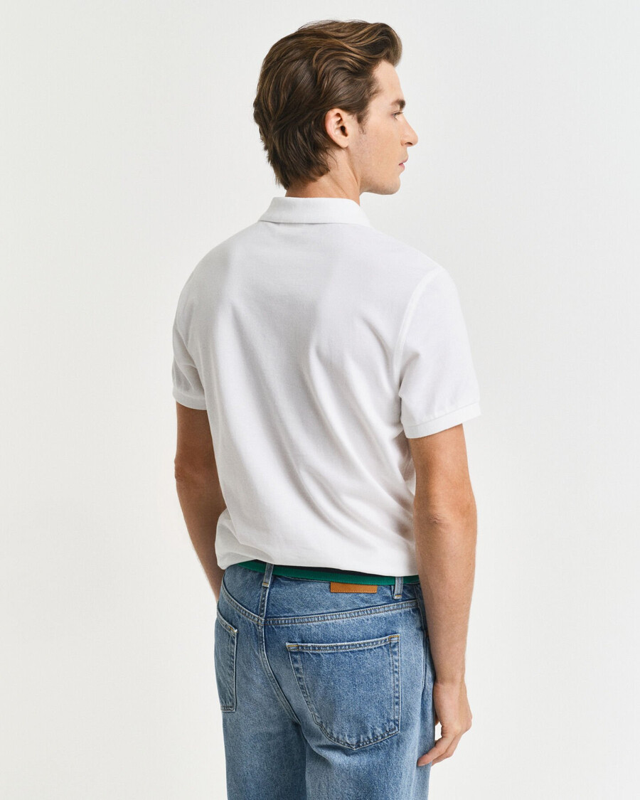 slim fit poloshirt aus piqué mit schildmuster – weiß
