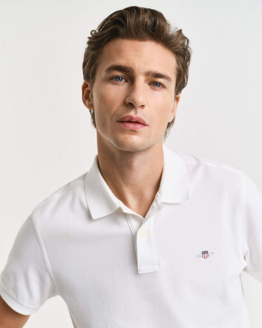 slim fit poloshirt aus piqué mit schildmuster – weiß