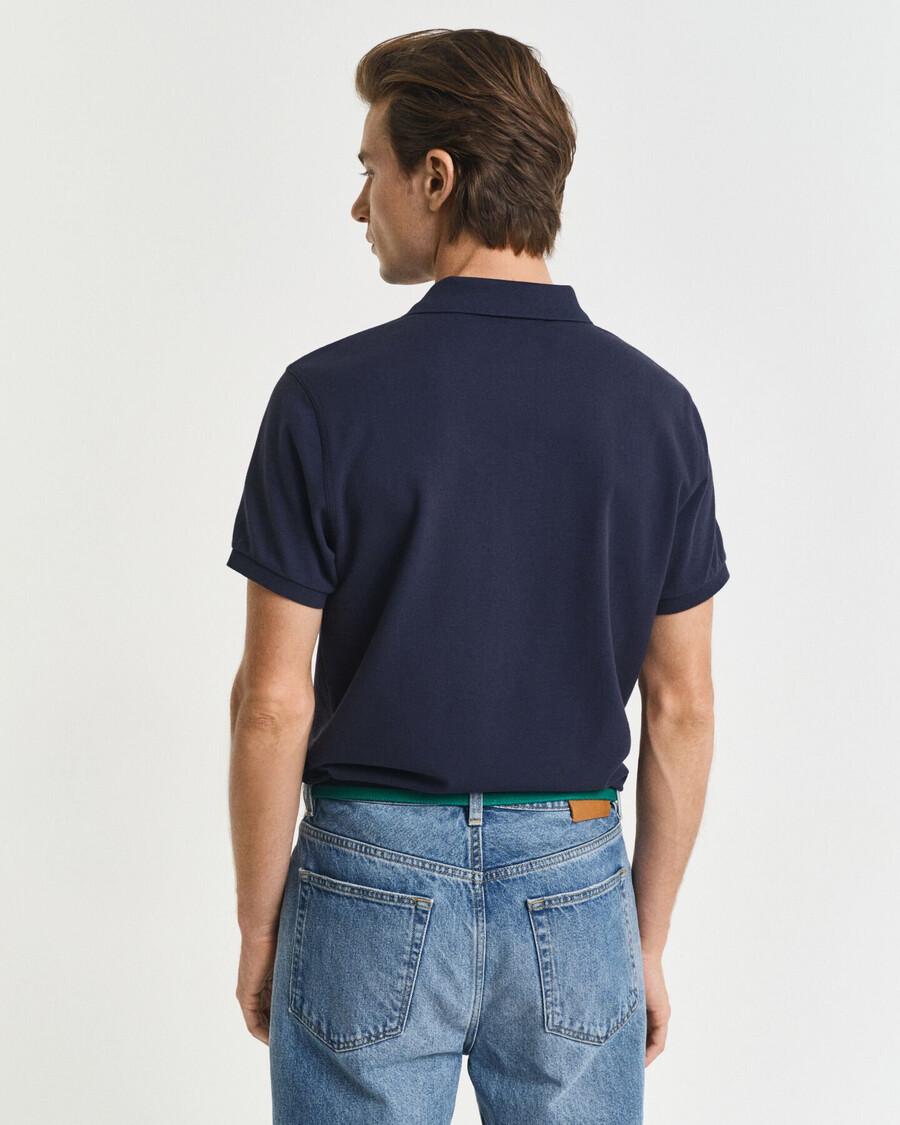 schmal geschnittenes poloshirt aus piqué mit schildmuster – abendblau