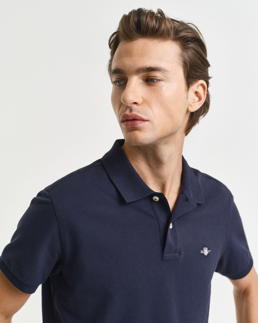 schmal geschnittenes poloshirt aus piqué mit schildmuster – abendblau