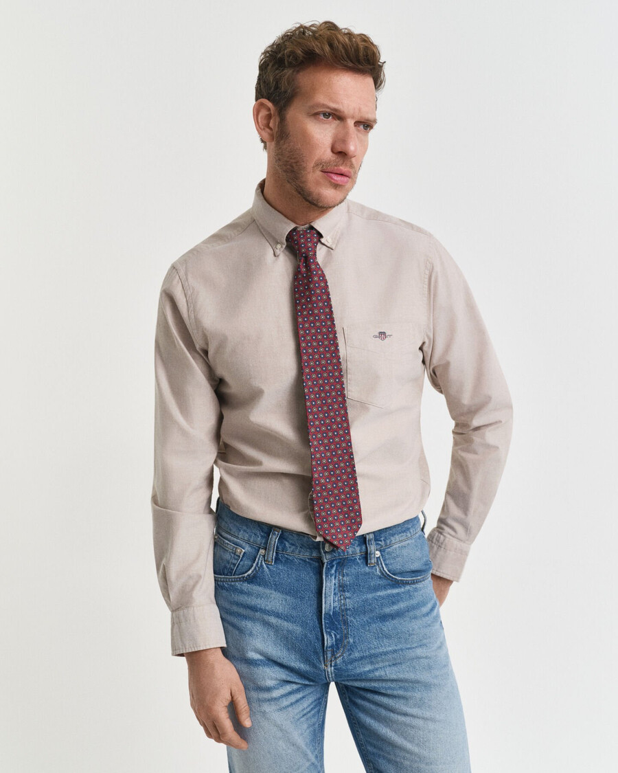 klassisches oxford-hemd in regulärer passform – warmes khaki