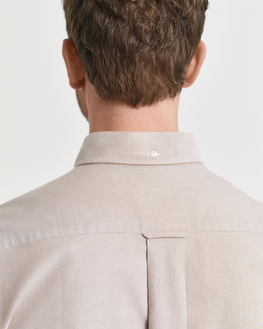 klassisches oxford-hemd in regulärer passform – warmes khaki