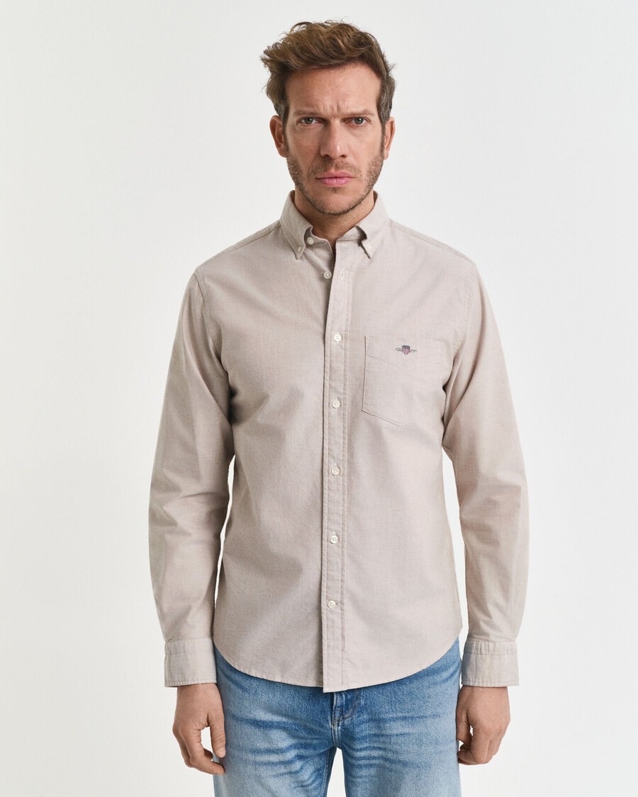 klassisches oxford-hemd in regulärer passform – warmes khaki