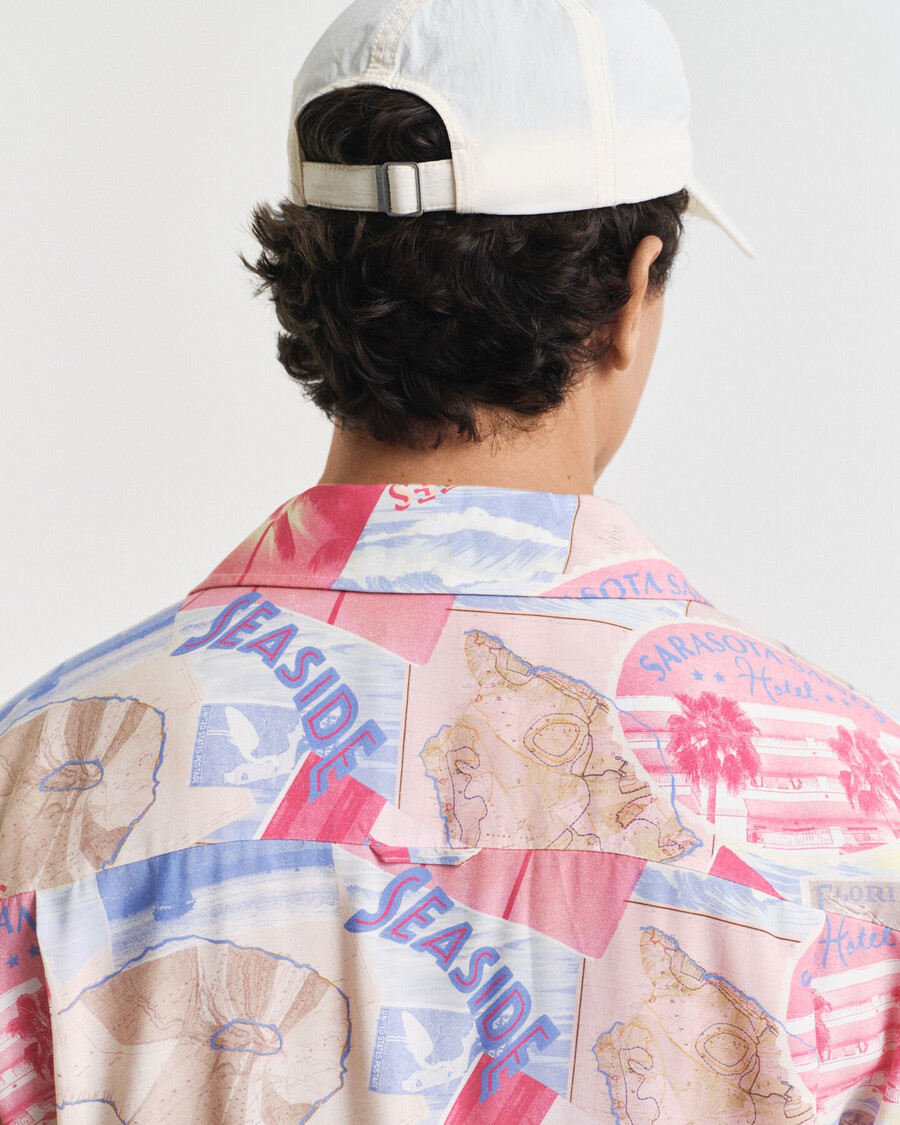 kurzarmhemd mit lässiger passform und resort-print – frisches blau