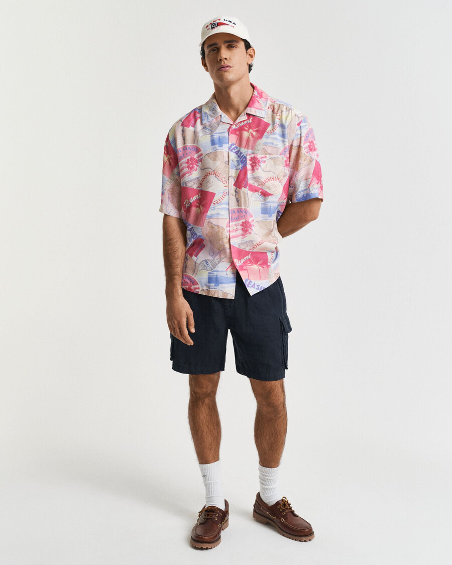 kurzarmhemd mit lässiger passform und resort-print – frisches blau