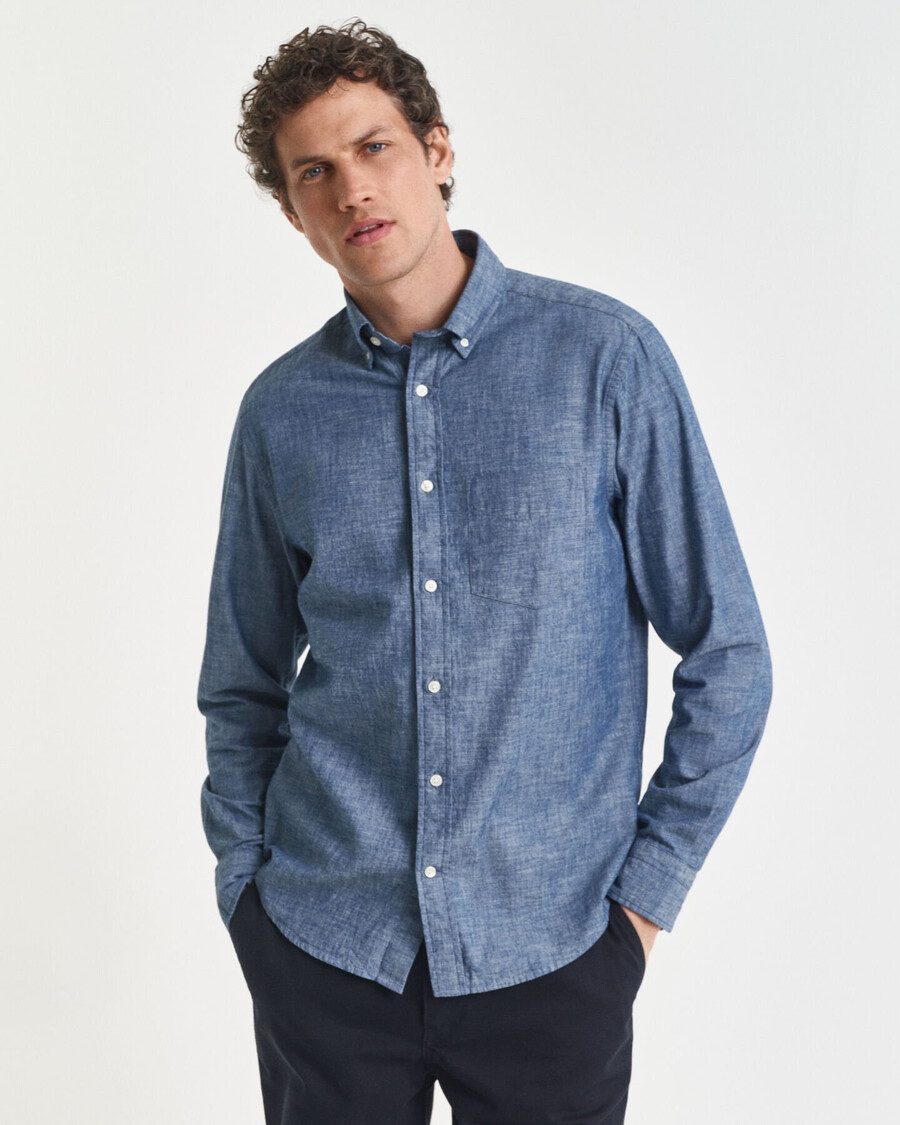 indigo chambray-hemd in regulärer passform – mittelblau
