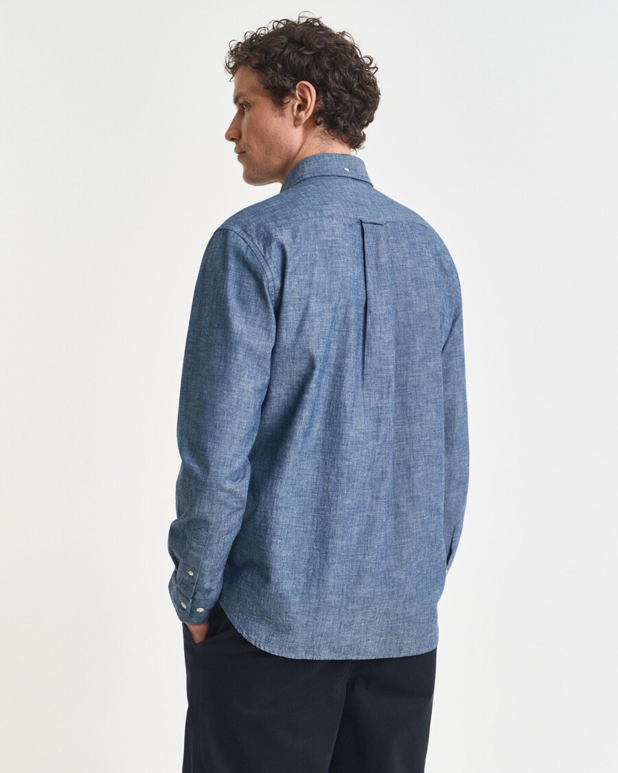 indigo chambray-hemd in regulärer passform – mittelblau