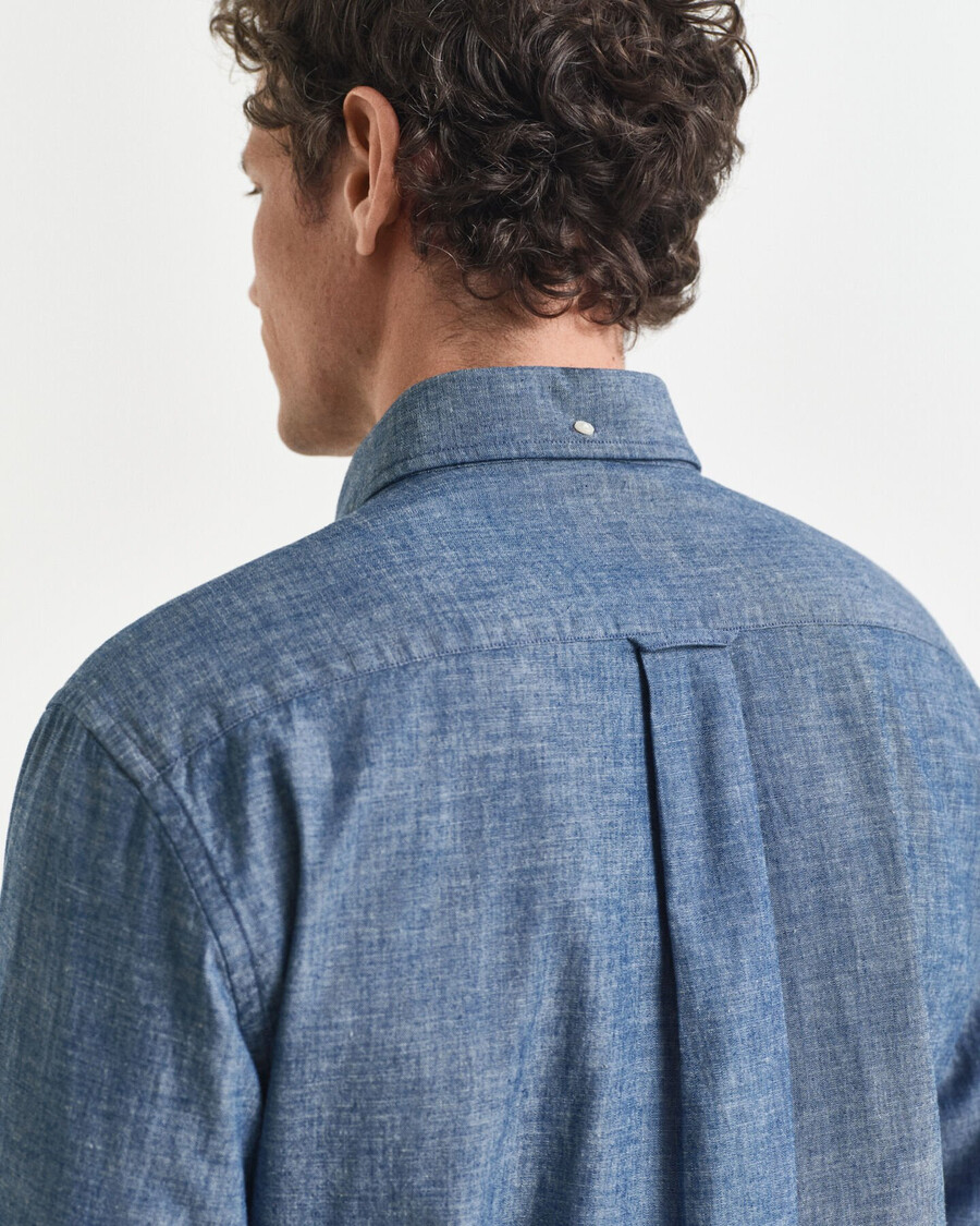 indigo chambray-hemd in regulärer passform – mittelblau