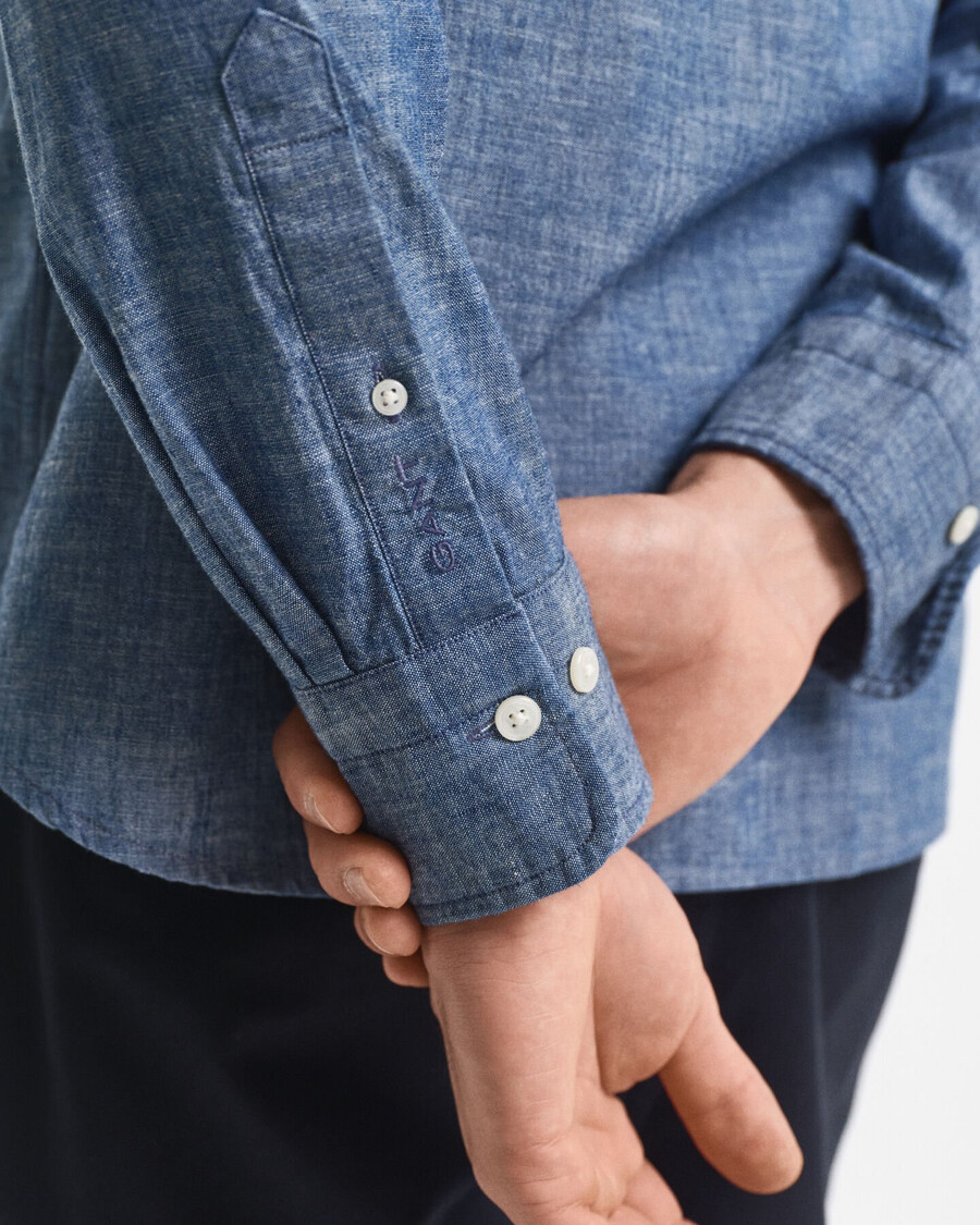 indigo chambray-hemd in regulärer passform – mittelblau