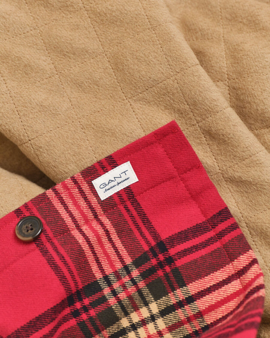lässig geschnittenes kariertes wattiertes overshirt – kirschrot