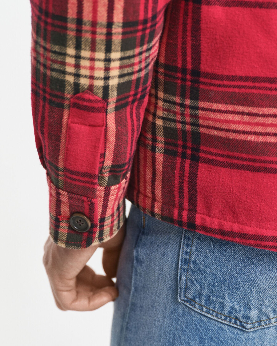 lässig geschnittenes kariertes wattiertes overshirt – kirschrot