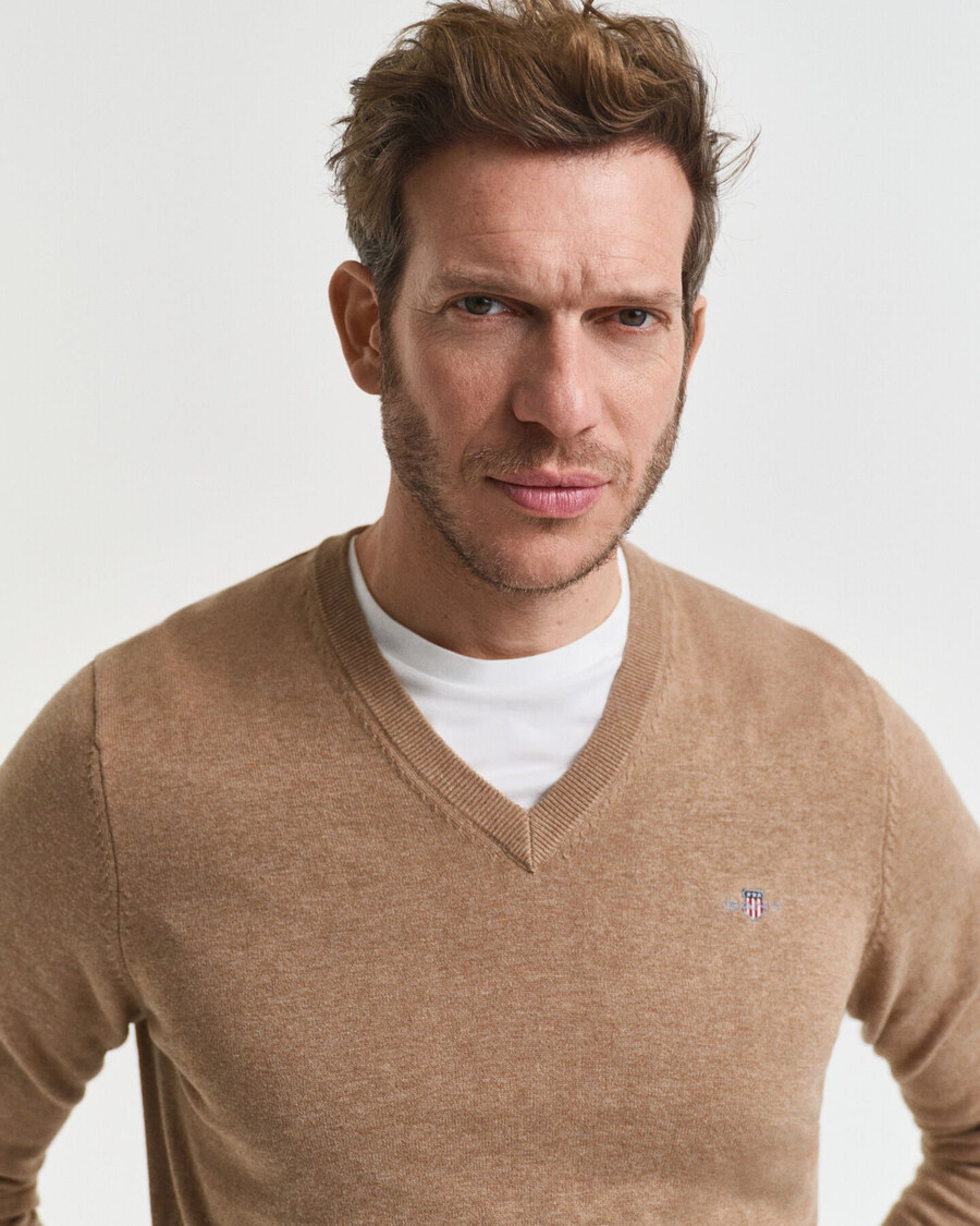 klassischer baumwollpullover mit v-ausschnitt – dunkelbeige meliert