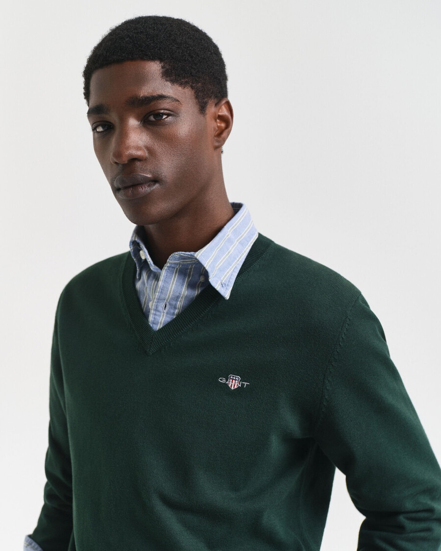 klassischer baumwollpullover mit v-ausschnitt – tartangrün