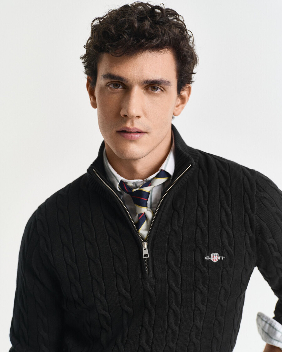 schwarzer baumwoll-pullover mit zopfmuster und halbem reißverschluss