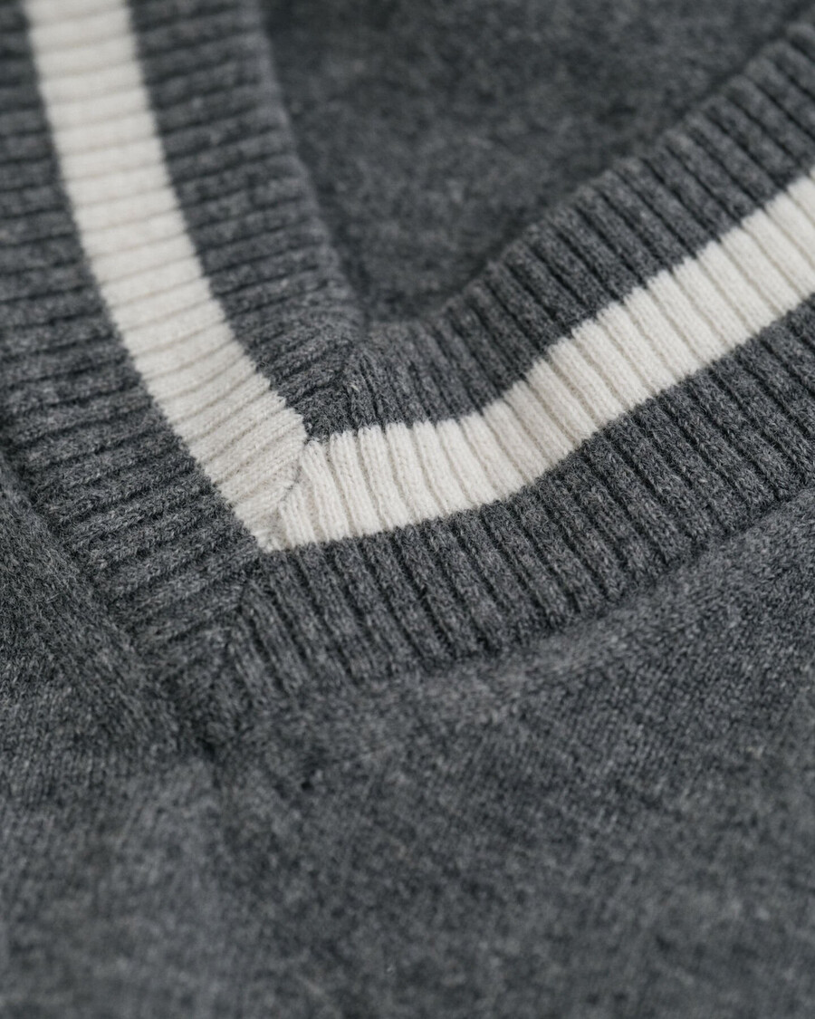 superfeiner lammwollpullover mit kontrastausschnitt und v-ausschnitt – anthrazitmeliert