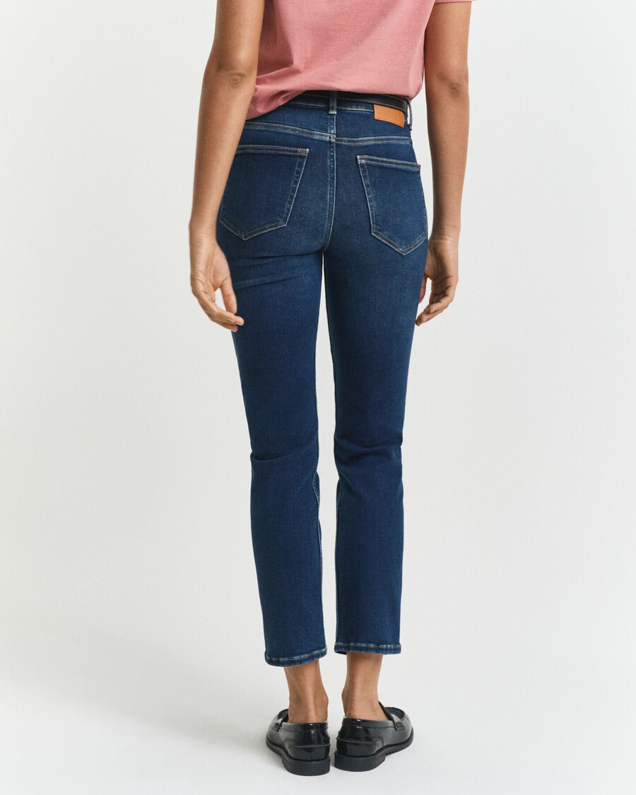 schmal geschnittene cropped jeans – dunkelblau used-look