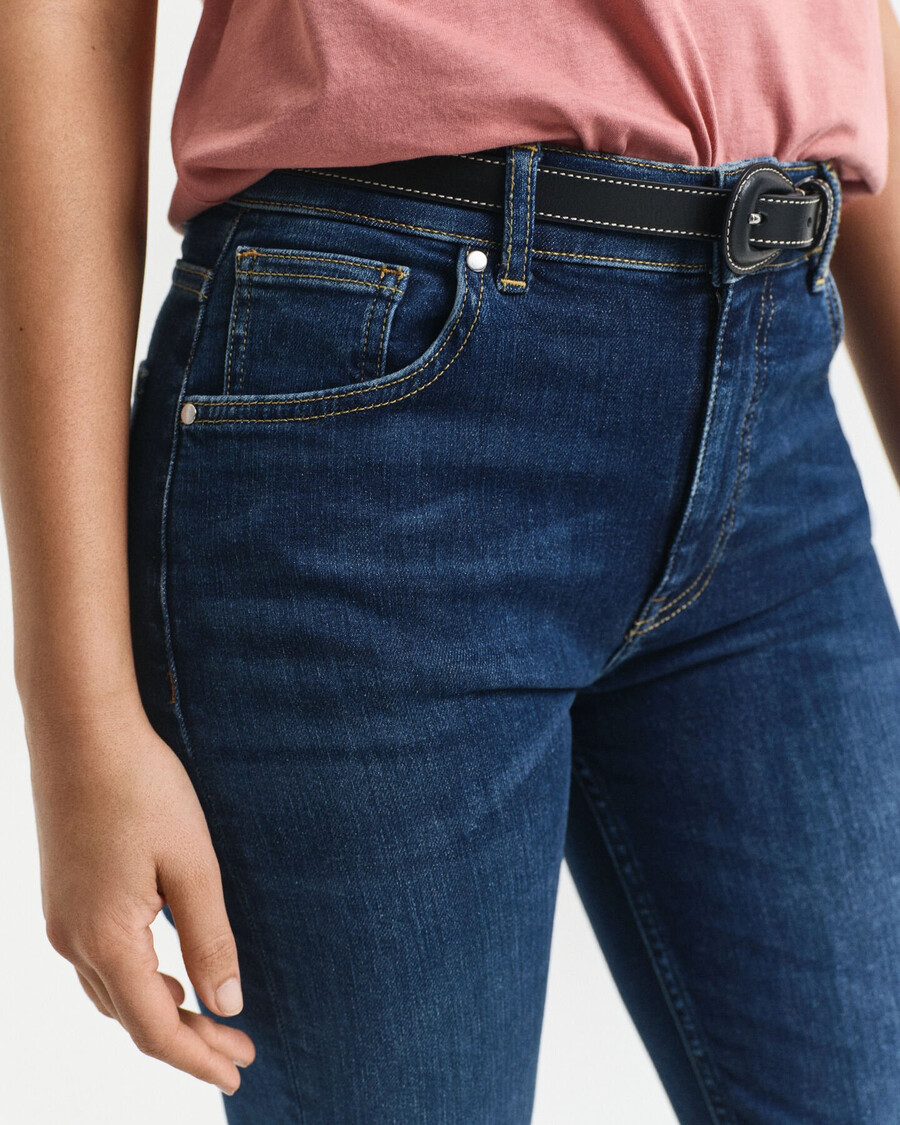 schmal geschnittene cropped jeans – dunkelblau used-look