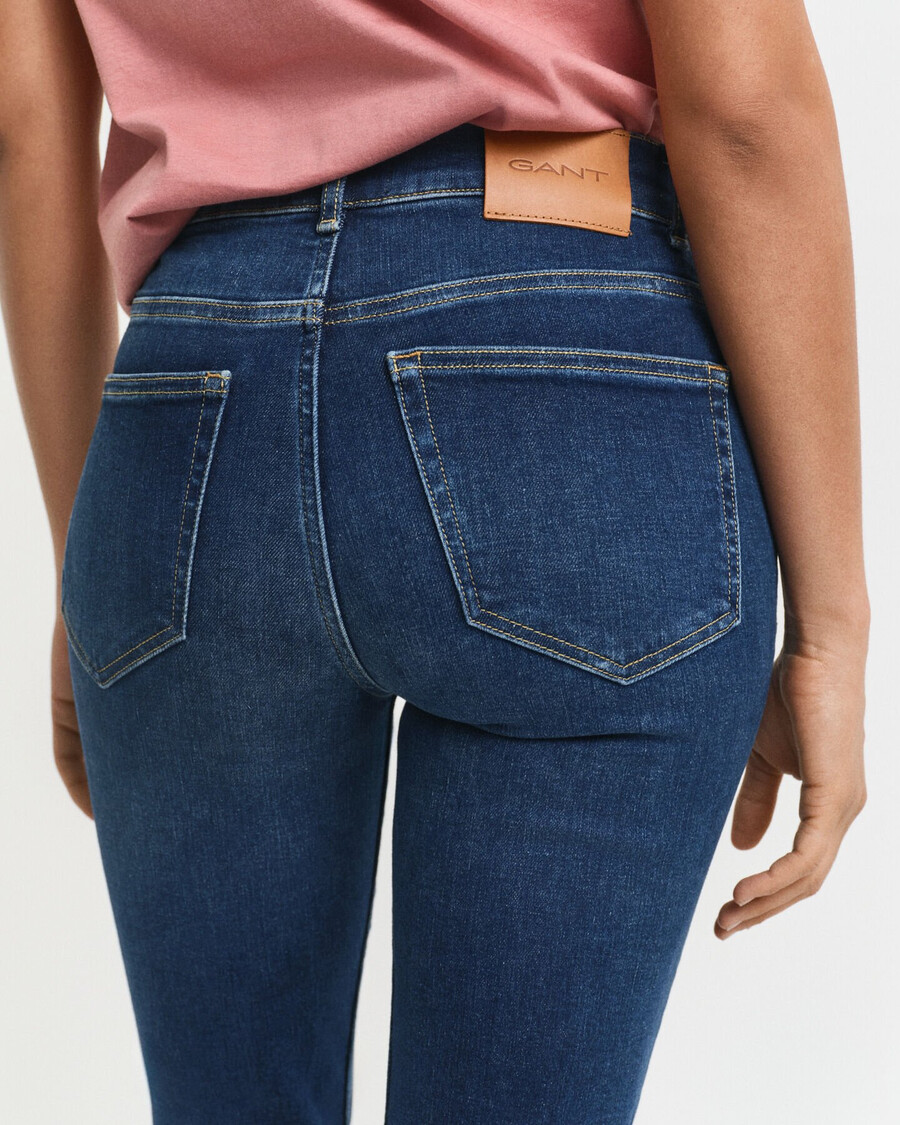 schmal geschnittene cropped jeans – dunkelblau used-look
