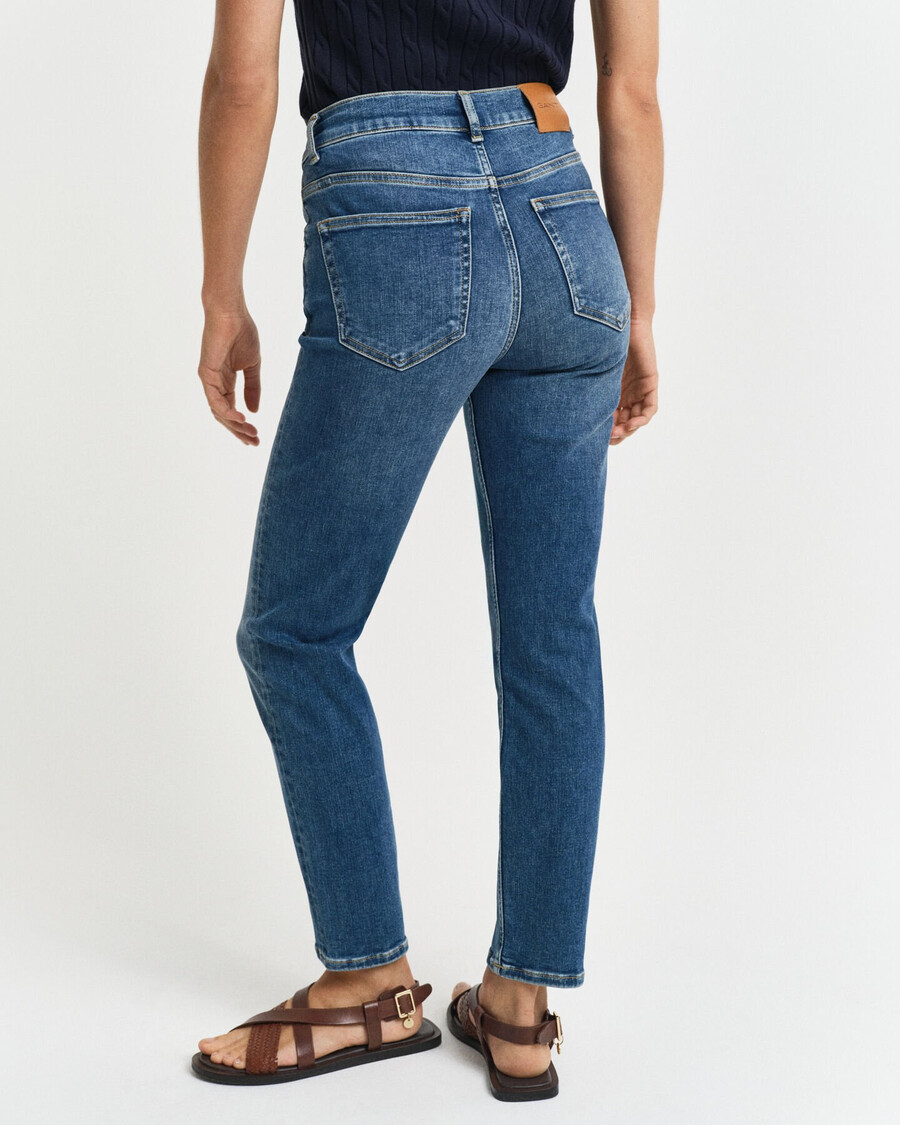 schmal geschnittene cropped-jeans – mittelblau used-look