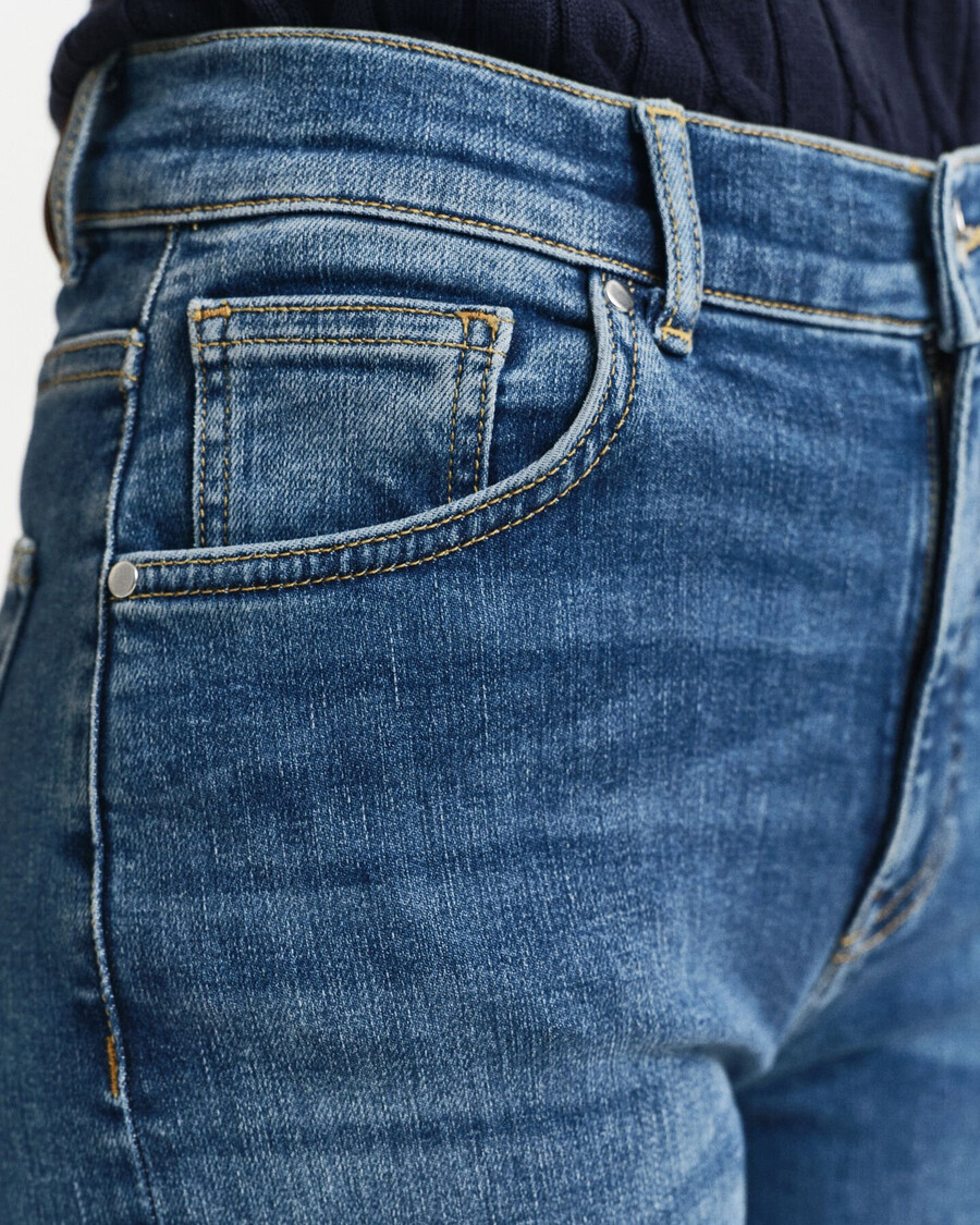 schmal geschnittene cropped-jeans – mittelblau used-look