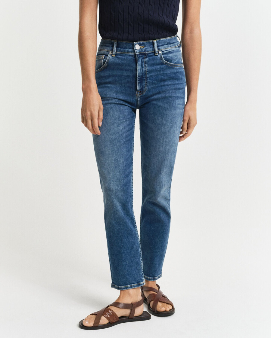 schmal geschnittene cropped-jeans – mittelblau used-look