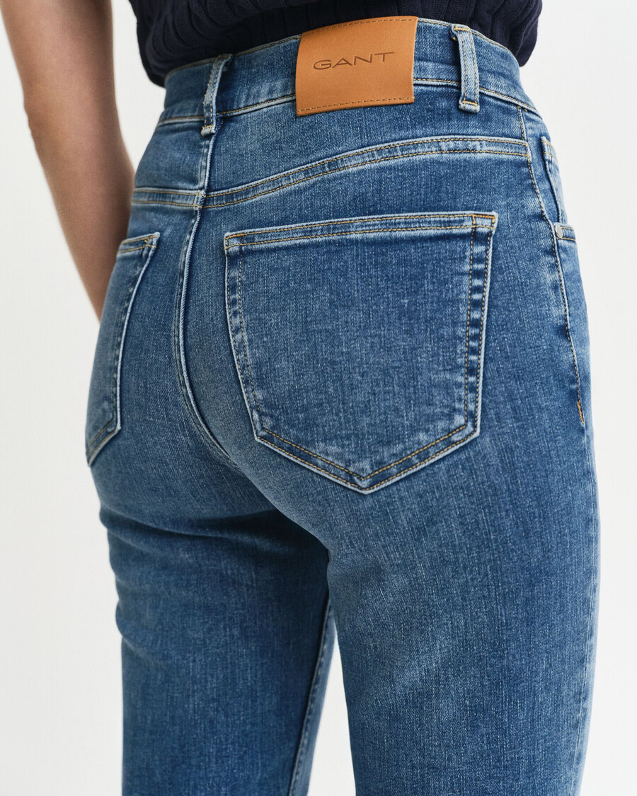 schmal geschnittene cropped-jeans – mittelblau used-look