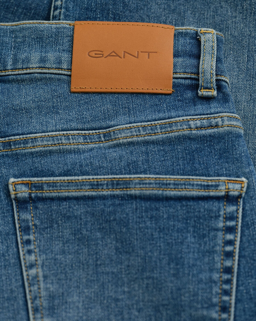 schmal geschnittene cropped-jeans – mittelblau used-look