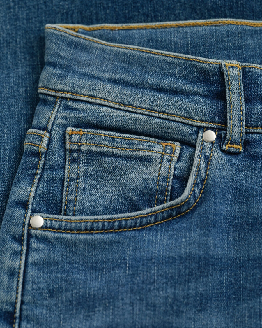 schmal geschnittene cropped-jeans – mittelblau used-look