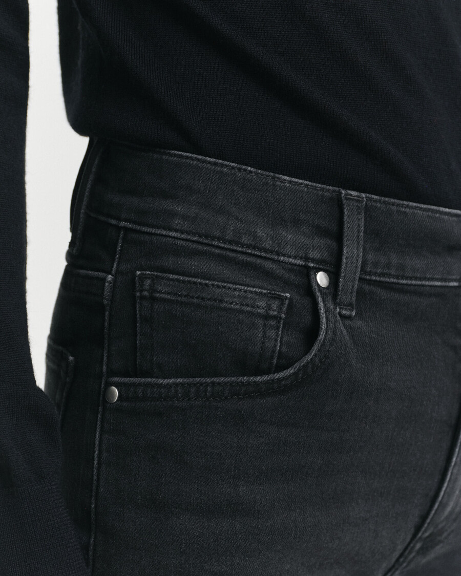 schmal geschnittene verkürzte schwarze jeans – schwarz used-look