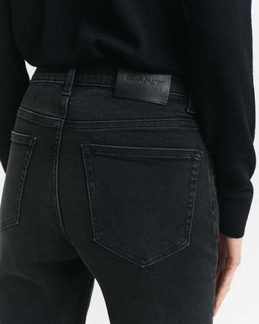 schmal geschnittene verkürzte schwarze jeans – schwarz used-look