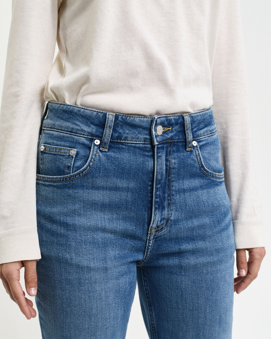 schmal geschnittene schlagjeans – archiv in mittelblau