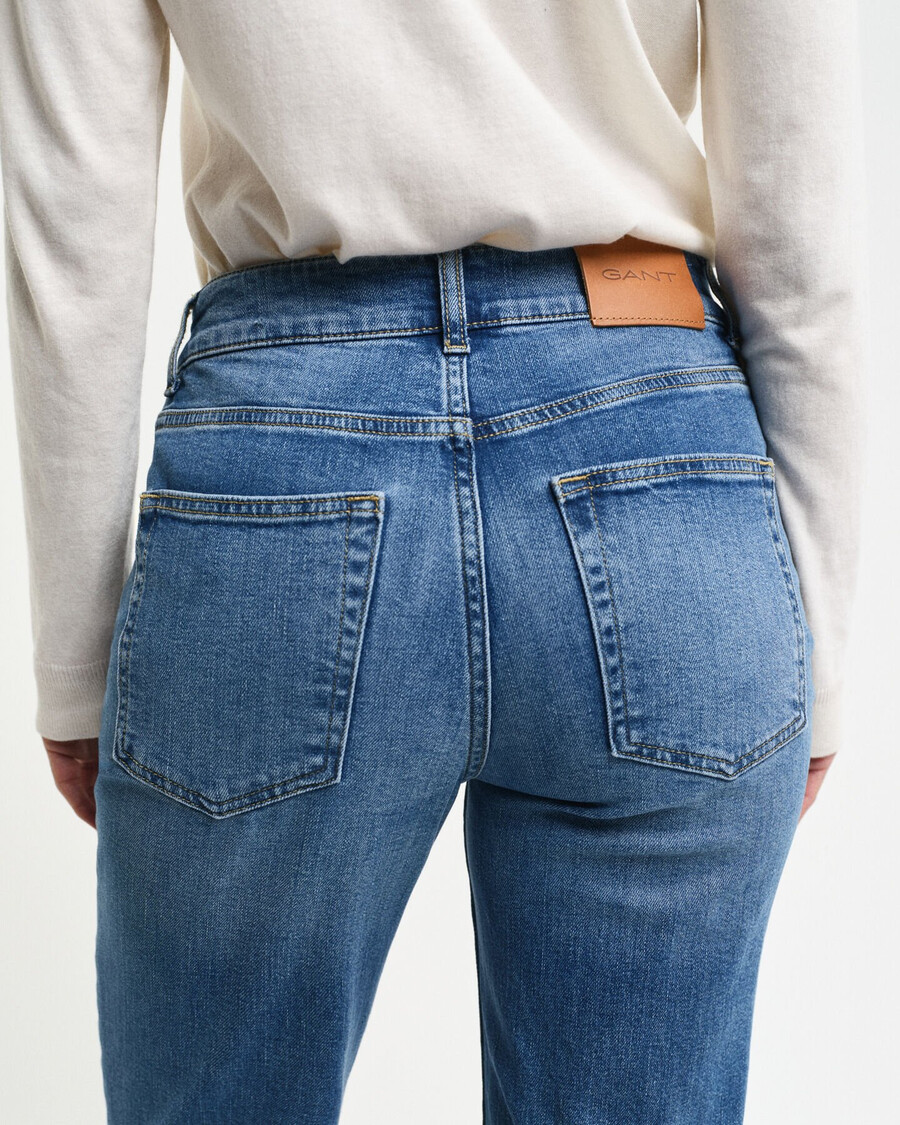 schmal geschnittene schlagjeans – archiv in mittelblau