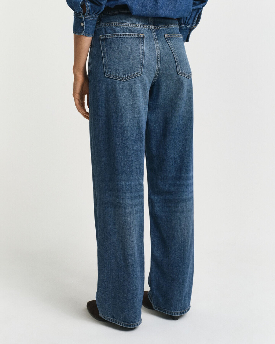 jeans mit entspannter passform – mittelblau eingetragen